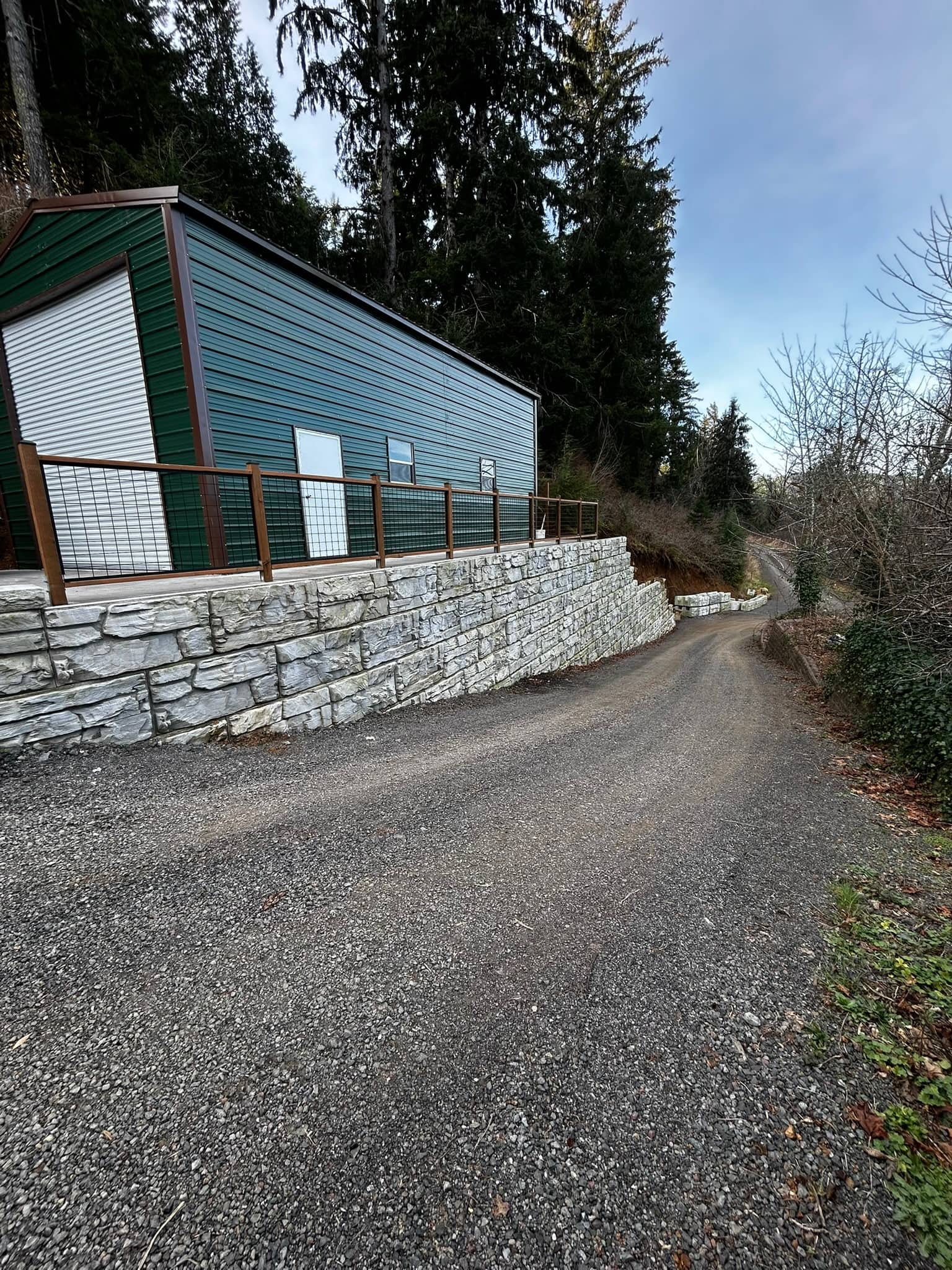 Completed MagnumStone retaining wall built by PacWest in Oregon